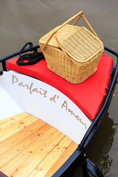 Bateau de pique-nique romantique dans l'eau — Photo