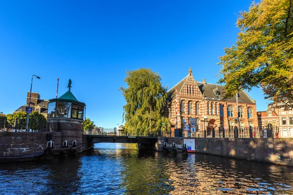 Stadtbild mit Brücke und alten Gebäuden Stockbild