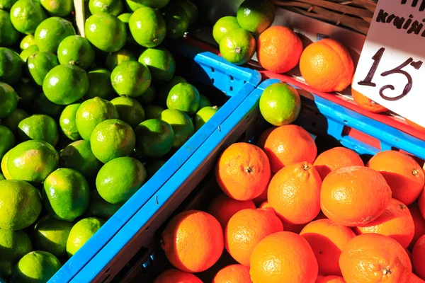 Naranjas y limones en cestas — Foto de Stock