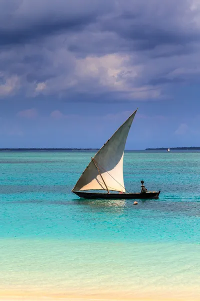 A traditional boat near a tropical beach — Stock Photo, Image