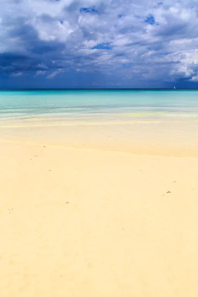 Dark storm clouds above a deserted beach — Stock Photo, Image