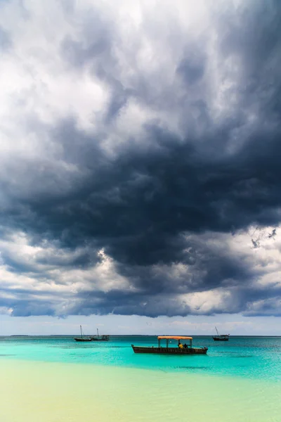 Donkere wolken boven een tropisch strand — Stockfoto