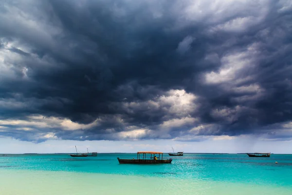 熱帯のビーチの上の暗い嵐の雲 — ストック写真