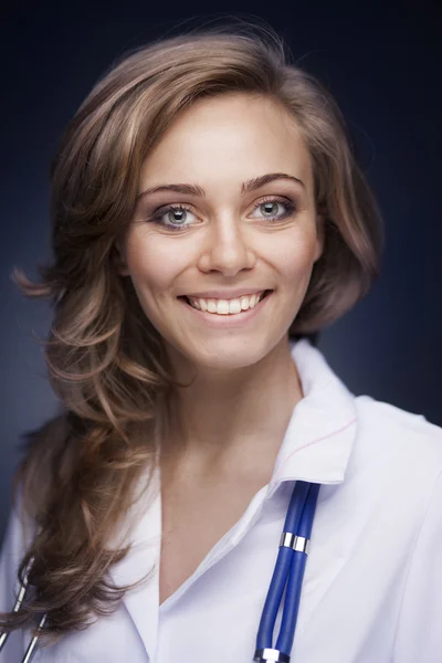 Giovane dottoressa con stetoscopio — Foto Stock