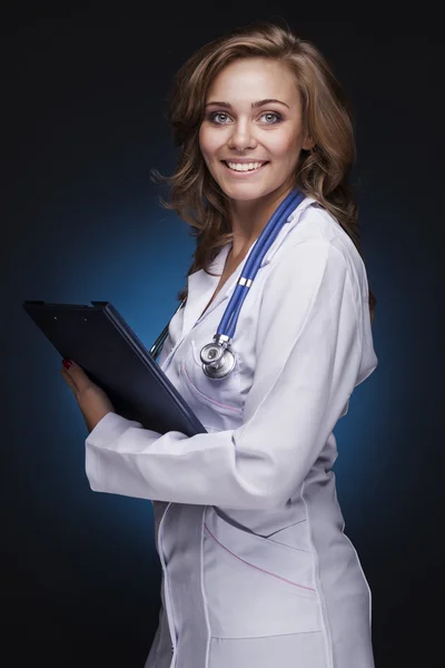 Mujer doctora joven con estetoscopio —  Fotos de Stock