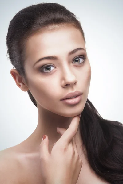 Jovem mulher com belo cabelo longo marrom posando — Fotografia de Stock