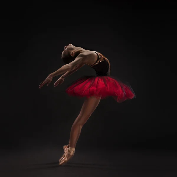 Piękna baletnica na czarnym tle — Zdjęcie stockowe