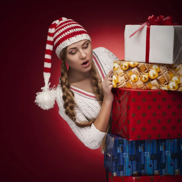 Mujeres con sombrero de Santa con regalos aislados —  Fotos de Stock