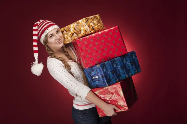 妇女与礼物的圣诞老人帽子 — 图库照片