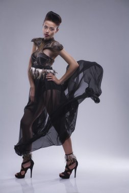 elbise çırpınan içinde parlak kadın