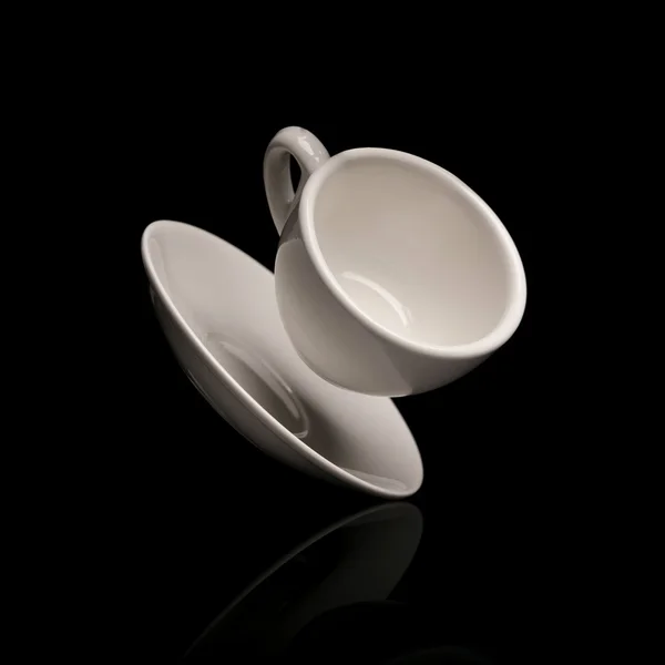 Düşen kahve fincanı tabağı ile — Stok fotoğraf