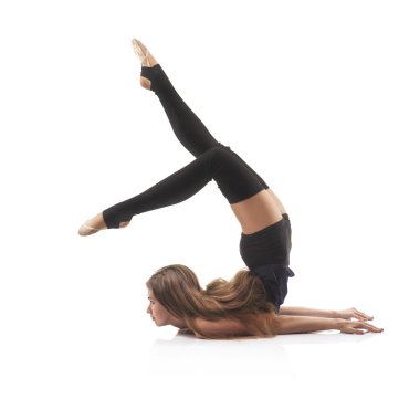 sevimli kadın jimnastikçi beyaz zemin üzerine