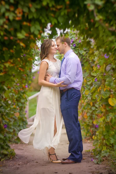 Romantic young couple together in the park — Stock Photo, Image