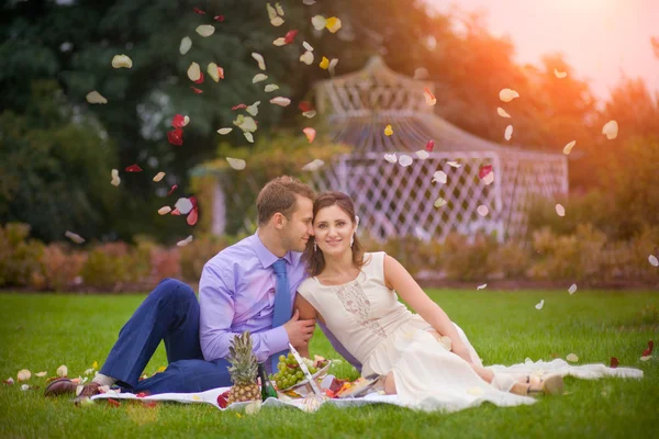 Romantikus, fiatal pár piknik — Stock Fotó