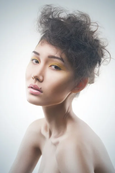 Ganska ung asiatisk kvinna med snygg makeup — Stockfoto