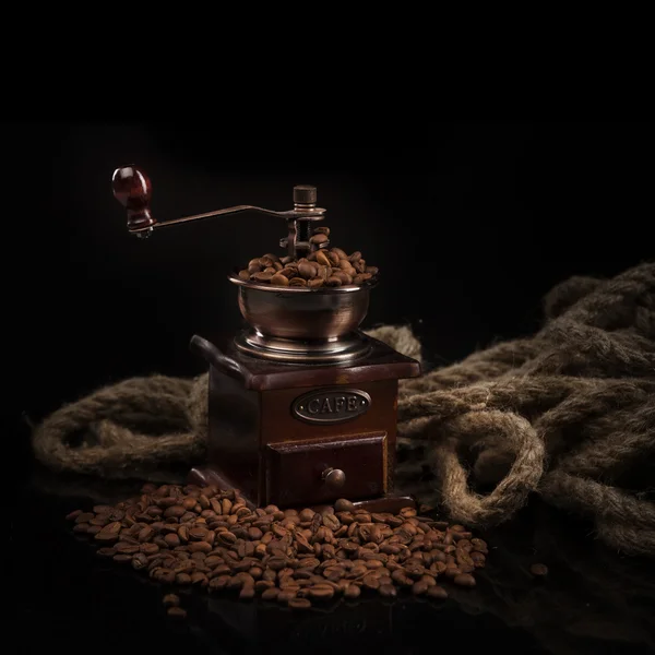 Chicchi di caffè con macina caffè — Foto Stock