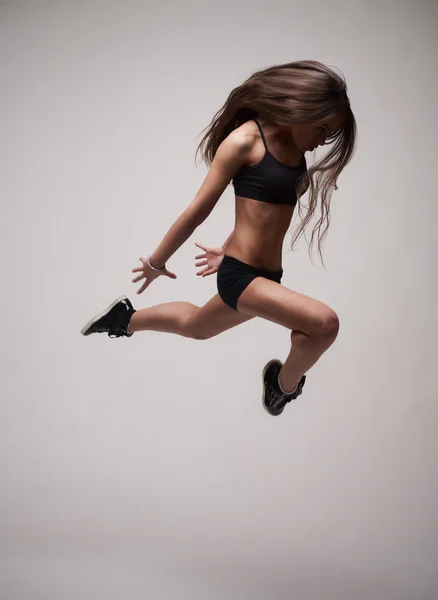 Girl doing gymnastick jump — Stock Photo, Image