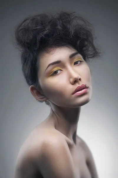 Jovem mulher asiática penteado — Fotografia de Stock