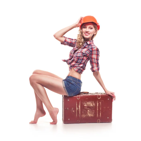 Młoda kobieta szałowy z walizką na białym tle — Zdjęcie stockowe