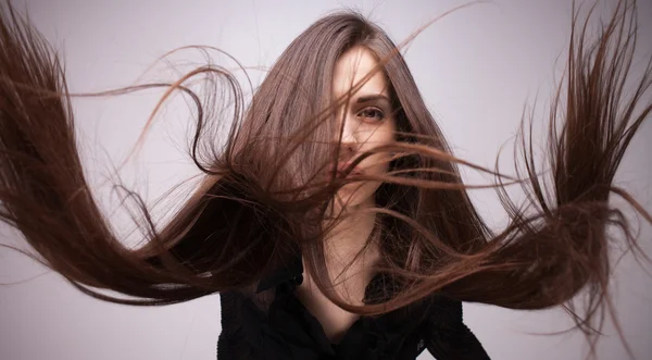 Retrato de menina com cabelo voador — Fotografia de Stock