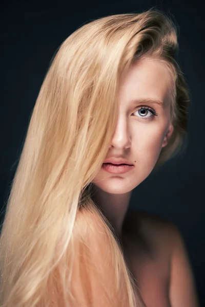 Hosszú hajú nő — Stock Fotó