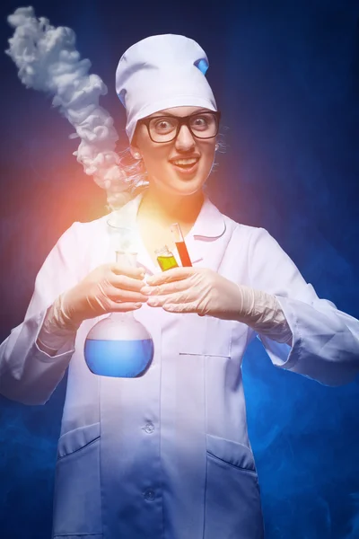 Young chemist makes the experience — Stock Photo, Image