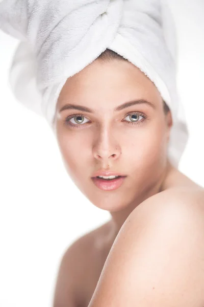 Mujer de belleza con toalla de pelo — Foto de Stock