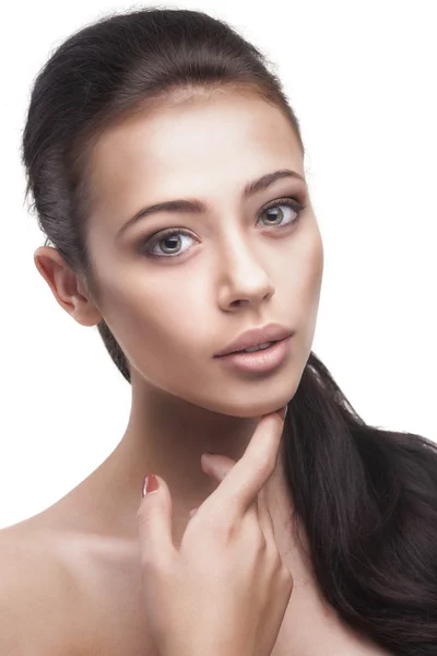 Jovem mulher com belo cabelo longo marrom posando — Fotografia de Stock