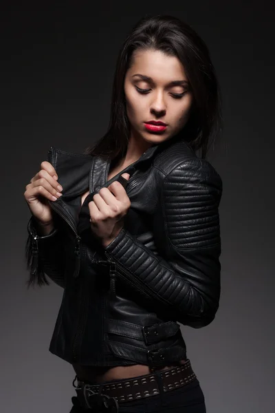 Glamour kobieta w czarnej kurtce — Zdjęcie stockowe