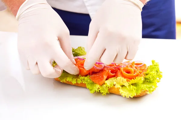 Kuchař dělat sendviče — Stock fotografie