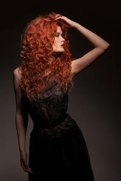 Femme rousse aux cheveux longs — Photo