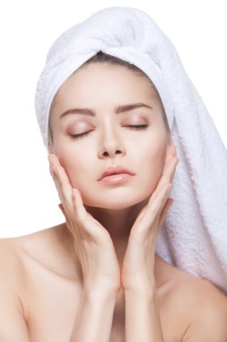 güzel bir genç kadın beyaz havlu poz.