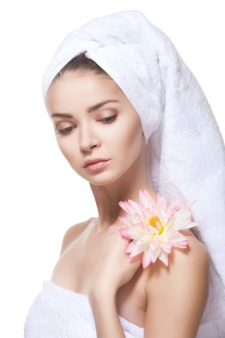 güzel bir genç kadın beyaz havlu poz.