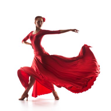 Kırmızı elbise giyen kadın dansçı