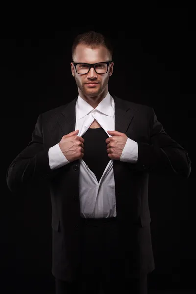 Homem de negócios de óculos arrancando sua camisa — Fotografia de Stock