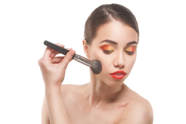 Kvinna med och röda läppar, att göra make-up — Stockfoto