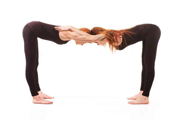 Yoga jumelé sur fond blanc — Photo