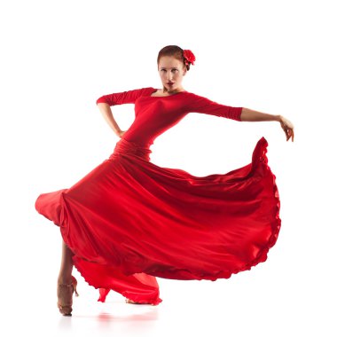 Kırmızı elbise giyen kadın dansçı