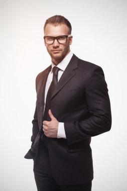 businessmanman siyah takım elbise ve gözlük