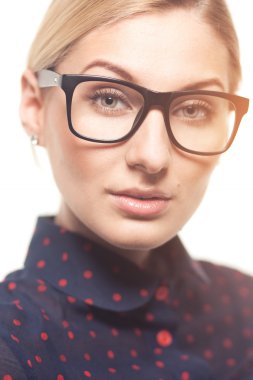 gözlük takan bir kadın portresi