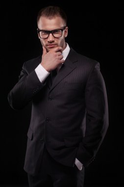 businessmanman siyah takım elbise ve gözlük