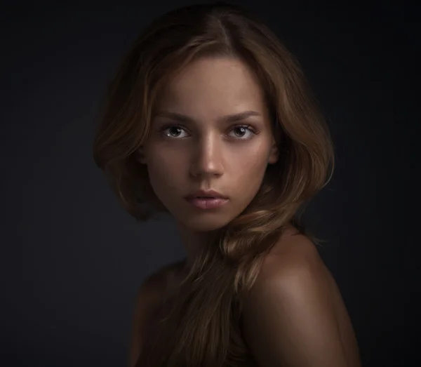 Retrato de jovem mulher no fundo escuro — Fotografia de Stock