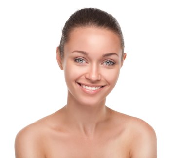 güzel sağlıklı yüzü olan genç gülümseyen kadın