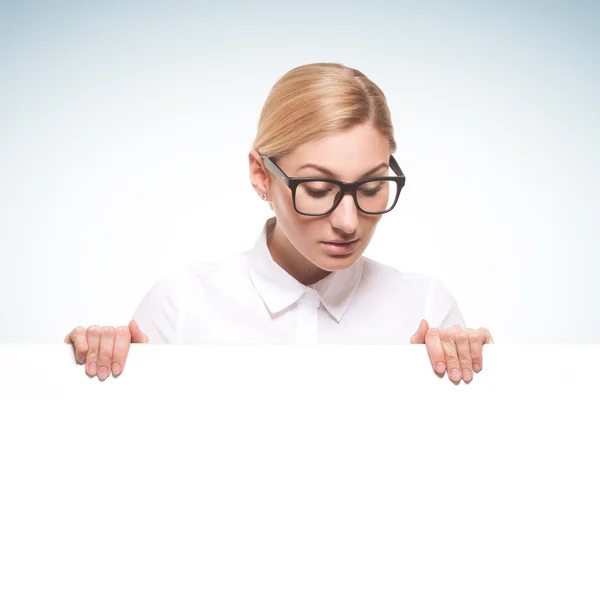 Geschäftsfrau mit einer weißen Plakatwand — Stockfoto