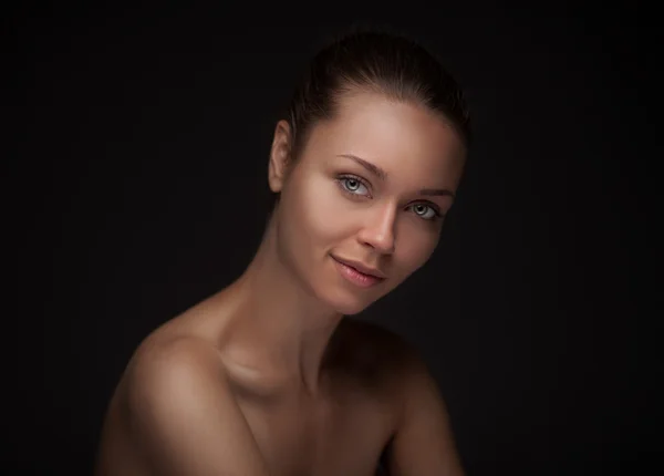美しい健康な顔を持つ若い女 — ストック写真