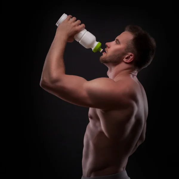 Muskelprotz trinkt nach dem Training Wasser — Stockfoto