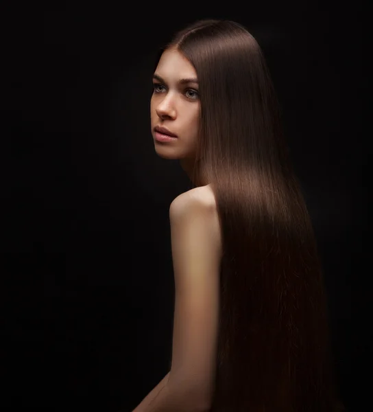 Menina morena bonita com cabelo longo saudável . — Fotografia de Stock