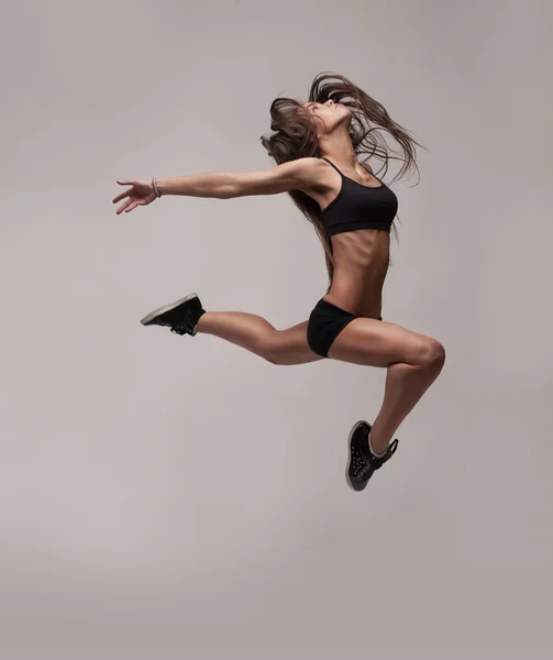 Kaukasiska fitness kvinna hoppa Stockbild