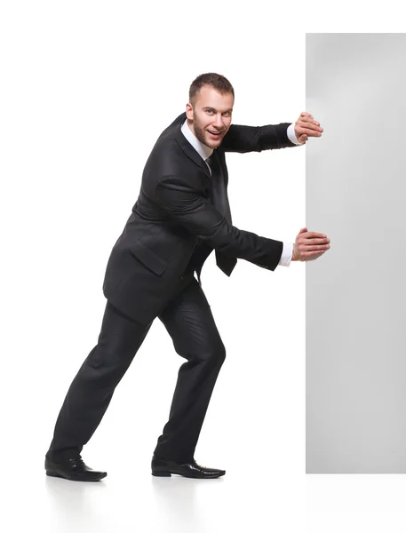 Porträt eines Geschäftsmannes, der leeres Schild schiebt — Stockfoto