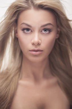 çarpıcı bir sarışın güzellik portresi